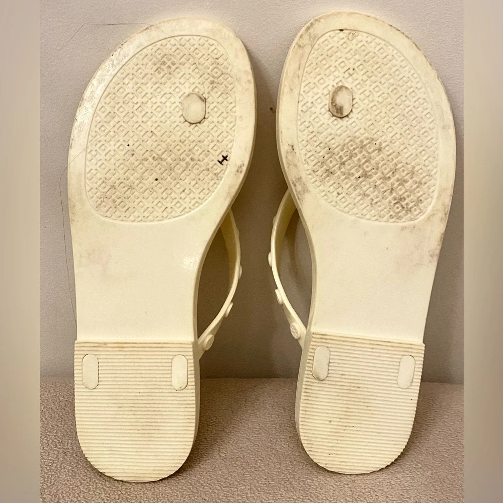 Tory Burch Cream Yellow SZ 6M Quiet Luxury Studded Logo Jelly Thong Flip Flops
